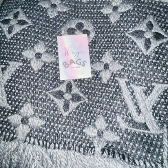 Louis Vuitton: LV Logo Logomania Fringe Scarf (Grey) - Picture 5 of 16